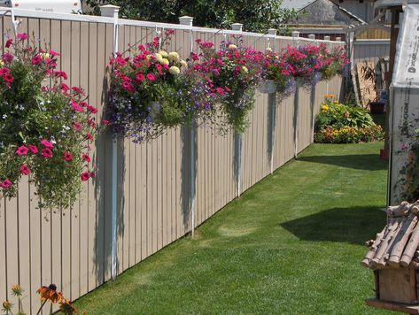 30+ Cool Garden Fence Decoration Ideas Diy Privacy Fence Ideas, Fence Decor Ideas, Garden Fence Decoration, Outdoor Fence Decor, Garden Props, Privacy Fence Landscaping, Diy Outdoor Christmas Decorations, Garden Wall Planter, Garden Diy On A Budget