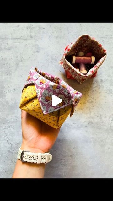 Thread Catcher Basket Free Pattern, Fabric Basket Pattern Free, Things To Do With Fabric Scraps, Sewing Bowls, Scrappy Basket, Fabric Boxes Tutorial, Basket Sewing Pattern, Thread Catcher, Retreat Gifts