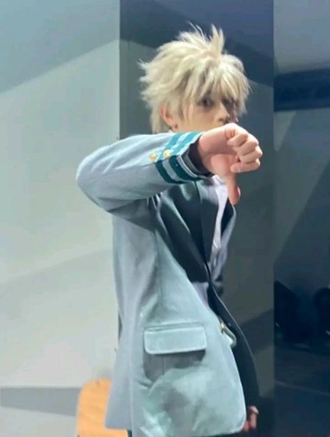 Bakugou cosplay bhna Katsuki Bakugo Cosplay, Ryota Kobayashi, Bakugo Stage Actor, Katsuki Bakugou Winter Costume, Fem Bakugou Cosplay, Katsuki Bakugou Cosplay, Bakugou New Costume, Bakugou Cosplay Makeup, Cosplay Bakugou