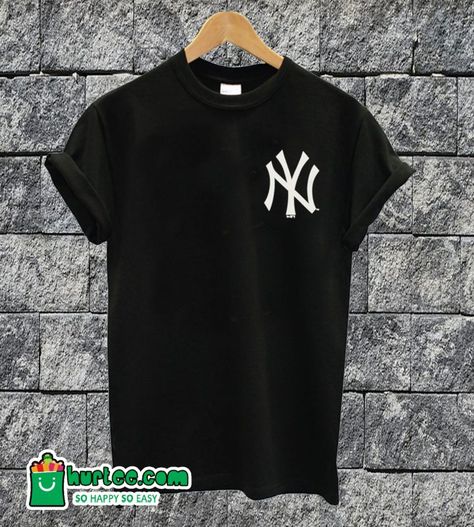 Yankees Shirt, Outfits New York, Yankees T Shirt, Creative T Shirt Design, Tshirt Design Inspiration, Shirt Design Inspiration, Mens Casual, Mens Casual Outfits, One By One