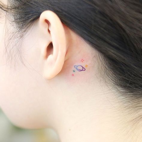 Behind the Ear Tattoo with Planet and Stars Check more at https://buzgru.com/behind-the-ear-tattoo-with-planet-and-stars/ Space Tattoo Behind Ear, Tiny Space Tattoo, Behind The Ear Tattoos, Minimal Tattoo Designs, Tiny Bird Tattoos, Behind The Ear Tattoo, Behind Ear Tattoos, Tiny Tattoos For Women, Tiny Heart Tattoos