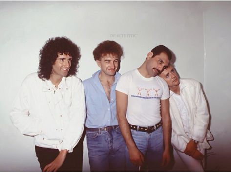 Queen Band Wallpaper, Sanremo Italy, Paul Is Dead, Queen Wallpaper, Band Wallpaper, Queens Wallpaper, Queen Photos, Roger Taylor, Queen Freddie Mercury