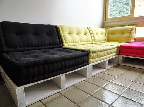 pallet sofa bed easy diy, diy, outdoor furniture, painted furniture, pallet, shabby chic, woodworking projects Pallet Furniture Sofa, Wood Pallet Couch, Painted Outdoor Furniture, Futon Decor, Pallet Lounge, Diy Pallet Sofa, Pallet Furniture Designs, Pallet Beds, Pallet Projects Furniture