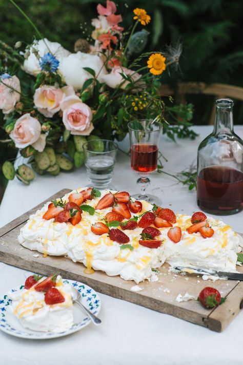 Strawberry, lemon and elderflower pavlova traybake recipe Strawberry Pavlova, Buffet Dessert, Tray Bake Recipes, Pavlova Recipe, Strawberry Lemon, Pavlova, Cozy Living, Food Photo, Strawberries