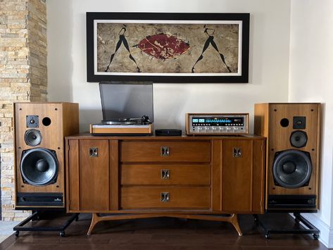 Vintage Marantz WC-22 walnut cabinet, AKA Marantz WC-22 wood case – A helpful guide. Marantz Receiver, Hifi Room, Audiophile Room, Audio Cabinet, Projector Stand, Audio Setup, Audiophile Listening Room, Walnut Cabinet, Theatre Pictures