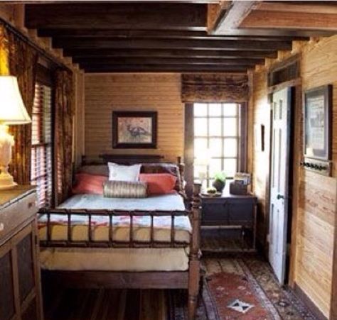 Cozy Spaces Cozy Small Bedrooms, Cabin Bedroom, Cabin Interiors, Cabin Living, Small Cabin, Spare Bedroom, Cabins And Cottages, Rustic Cabin, Cabin Homes