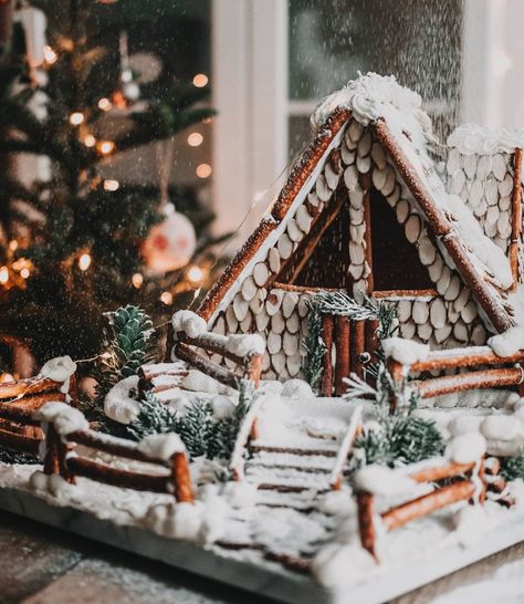 Gingerbread Lake House, Cabin Gingerbread House Ideas, Gingerbread A Frame, Gingerbread Charcuterie, Gingerbread House Log Cabin, A Frame Gingerbread House, Themed Gingerbread House Ideas, Gingerbread House Themes, Aesthetic Gingerbread House