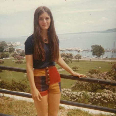 30 Cool Photos of Teenage Girls in the 1970s ~ Vintage Everyday 1970s Street Style, The Great Alone, 1970s Outfits, 70s Fashion Vintage, 70s Mode, 70s Girl, 1970s Women, Fashion 1960s, Young Women Fashion