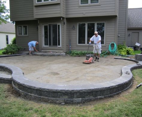 Pacer block to make rounded half circle and siting area but pour concrete instead of pavers Elevated Paver Patio, Paver Patio On A Slope, Backyard Raised Patio Designs, Diy Raised Patio, Techno Block Patio, Elevated Patio Ideas, Steps Down To Patio, Raised Patio Ideas, Raised Paver Patio