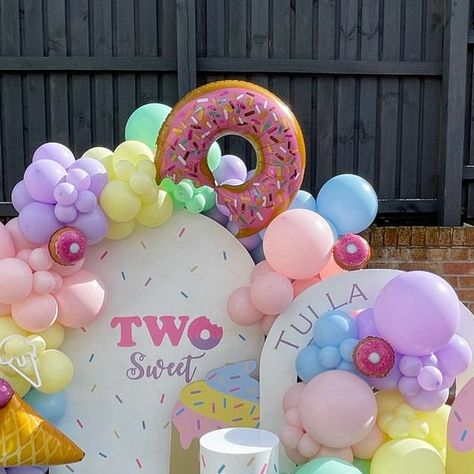 Birthday Party For 2 Year Girl, Ice Cream Theme Birthday Party Backdrop, Two Sweet Party 2nd Birthday Backdrop, Two Sweet Photoshoot Ideas, Two Sweet Backdrop, Two Sweet, Two Sweet Party 2nd Birthday, Donut Themed Birthday Party, Birthday Garland