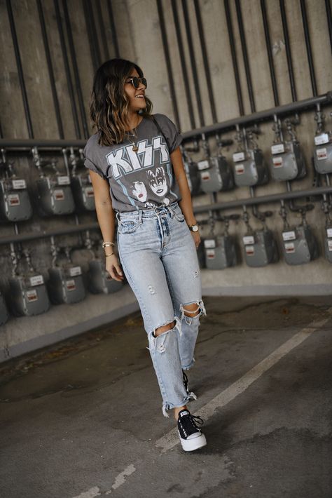 10 INSPIRING SUMMER JEAN OUTFITS TO WEAR RIGHT NOW Ripped Mom Jeans Outfits Summer, Ripped Mom Jeans Outfit, Ripped Mom Jeans Outfits, Ripped Jeans Outfit Summer, Summer Jean Outfits, Concert Outfit Casual, Mom Jeans Outfit Summer, Casual Tshirt Outfit, Jeans And T Shirt Outfit