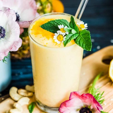 Mango Nutrition, Easy Fruit Smoothie Recipes, Homemade Yogurt Recipes, Cashew Yogurt, Pineapple Smoothie Recipes, Healthy Fruit Smoothies, Easy Green Smoothie, Ripe Pineapple, Pineapple Smoothie