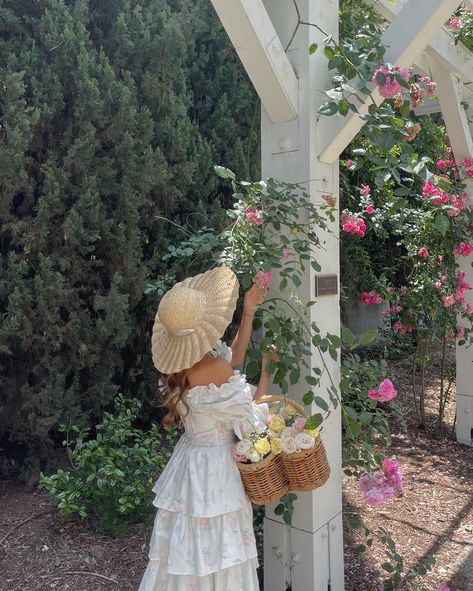 spring child 🌼🧺🌸 @lacemadeofficial #romanticstyle #picnicseason #springfashion #cottagecoreaesthetic Cottage Core Fits, Modern Romantic Fashion, Wedding Hotel Room, Girly Vacation, The Wallflowers, Cottage Fashion, Preppy Pics, Ghost Aesthetic, Lisa Kleypas