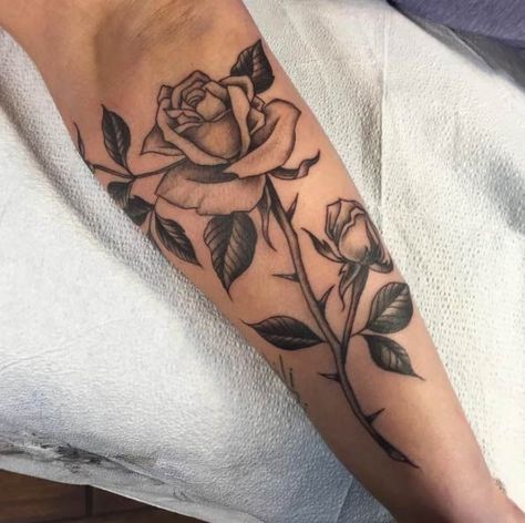 Tattoo Idea Rose Thorn Tattoo, Blackwork Rose, Single Rose Tattoos, Wörter Tattoos, Thorn Tattoo, Rose Tattoo Forearm, Rose Tattoo Thigh, Rose Tattoo Sleeve, Rose Tattoos For Men