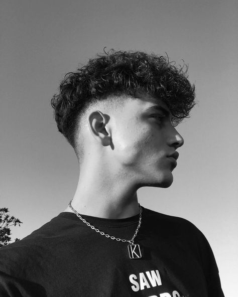 Low Fade Curly Hair, Perm Hair Men, Hair Types Men, Fade Haircut Curly Hair, Long Curly Hair Men, Men Fade Haircut Short, Taper Fade Curly Hair, Mens Haircuts Short Hair, Gents Hair Style