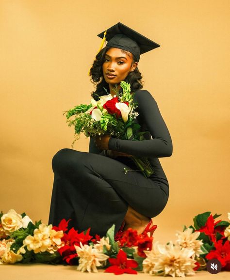 Hbcu Graduation Pictures, Unique Graduation Pictures, Graduation Shoot Ideas, Graduation Outfit College, High School Graduation Pictures, Senior Photoshoot Poses, Graduation Cap Decoration Diy, College Graduation Photoshoot, Graduation Look