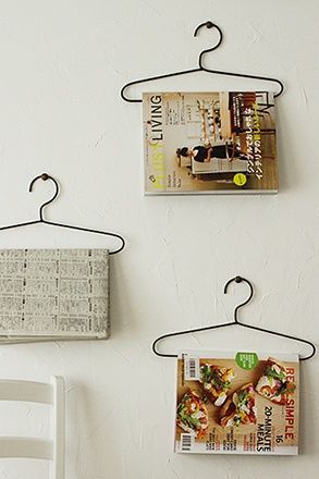 Wire hangers to display/store newspapers and magazines. Post Reference, معرض فني, Magazine Storage, Book Cafe, 15 Diy, Home Diy On A Budget, Stylish Bedroom, Diy Projects On A Budget, Wall Deco