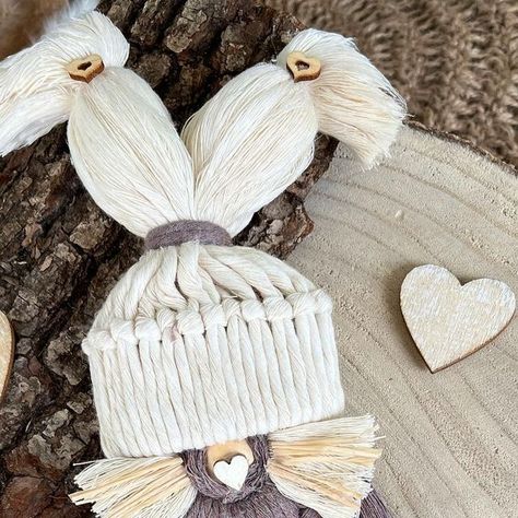 DIY | MAKRAMEE on Instagram: "🐰 Oster - Wichtel - Hase 🐰 Wie ihr schon mitbekommen habt, habe ich mit der Zeit eine große Leidenschaft für Wichtel bekommen 🥰 Ich möchte sie nicht nur für Weihnachten machen, sondern auch für‘s ganze Jahr über ☺️ und wie man so schön sagt „Wenn man etwas nicht versucht hat weiß man nicht, ob es funktioniert hätte“ und deshalb habe ich mich an einen „Oster-Wichtel-Hase“ oder auch „Wichtel-Hase“ versucht 🐰😊 Ich habe dafür das 5 mm Natur-Garn und das 3 mm Recycl Makramee Diy, Macrame, On Instagram, Instagram, Macramé