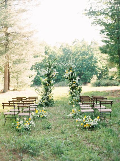 White Wedding Flowers With Greenery, Yellow And White Wedding Flowers, Wedding Flowers With Greenery, Wedding Inspiration Flowers, Yellow And White Wedding, Ivy Rose, Aisle Flowers, Outdoor Wedding Inspiration, Wedding Altars