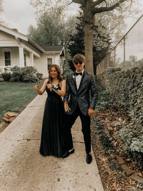 my ❤️ Prom Dates Couples, Black Prom Dress Couple, Prom Photo Poses, Prom Couples Outfits, Black Prom Suits, Tux Prom, Couple Prom, Prom Dates, Black Suit Dress