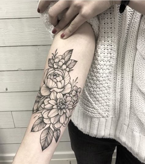 Floral Arm Tattoo, Tattoo Beautiful, Tattoos Simple, Tattoos Meaningful, Chic Tattoo, Shape Tattoo, Cat Tattoos, Tiny Tattoo, Floral Tattoo Design