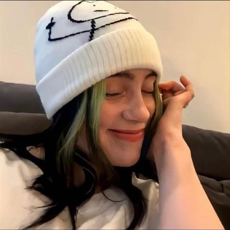 Wife Material, Popular People, Me As A Girlfriend, Emilia Clarke, Green Hair, Celebrity Couples, Funny Faces, Billie Eilish, Deadpool