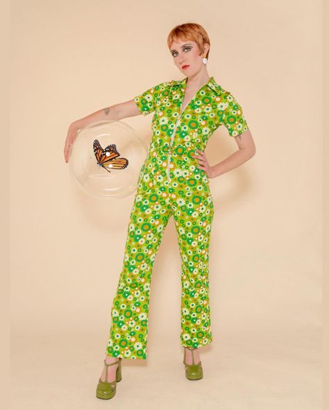 MIRACLE EYE on Instagram: “Flower is Power ✨✌️✨ The Green Daisy Jumpsuit 💚 ‘70s-inspired floral print in a delicious stretch-cotton, 100% sustainable & ethically…” Daisy Jumpsuit, Jumpsuit 70s, Miracle Eye, Green Daisy, Colorful Jumpsuit, 70s Outfits, Handmade Clothing, 1960s Fashion, Daisy Print