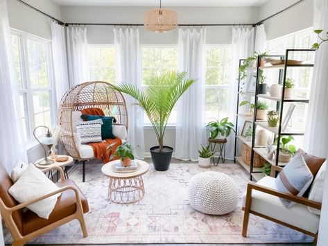 Plants Sunroom, Indoor Sunroom Furniture, Boho Sunroom Ideas, Cozy Sunroom Ideas, Sunroom Playroom, Boho Sunroom, Sunroom Inspiration, Indoor Sunroom, Sunroom Makeover