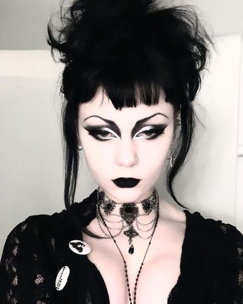 gótica Traditional Gothic Makeup, Scary Goth Makeup, Heavy Goth Makeup, Trad Goth Makeup Tutorial, Goth Prom Makeup, Trad Goth Hair, Trad Goth Makeup 80s, 80s Goth Makeup, Gothic Makeup Looks