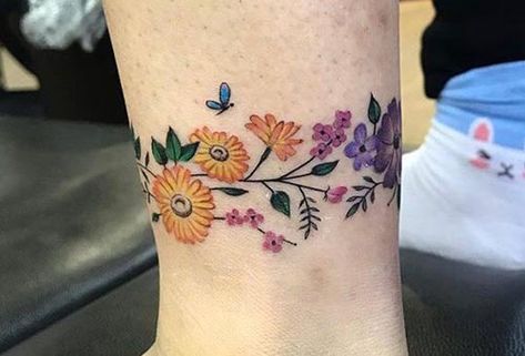 Crappy Tattoos, Unique Ankle Tattoos, Floral Band Tattoo, Bracelets Tattoo, Girl Stomach Tattoos, Daisy Chain Tattoo, Anklet Tattoo, Ankle Band Tattoo, Tattoos Ankle