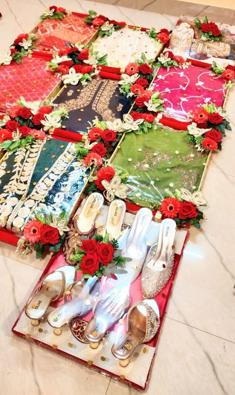 Photo By Glitterzz Creatio - Trousseau Packers Dress Packing Ideas Wedding, Wedding Gift Hampers, Trousseau Packing, Wedding Gift Pack, Creative Wedding Gifts, Bridal Gift Wrapping Ideas, Personalized Wedding Decor, Desi Wedding Decor, Wedding Gifts Packaging