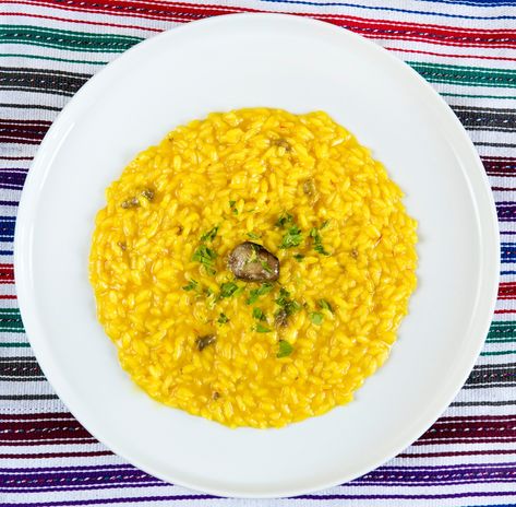 Risotto alla Milanese (Traditional Recipe with Beef Bone Marrow) Beef Bone Marrow, Recipe With Beef, Saffron Risotto, Best Risotto, Risotto Alla Milanese, How To Boil Rice, Tasty Meat, Famous Recipe, Beef Bones