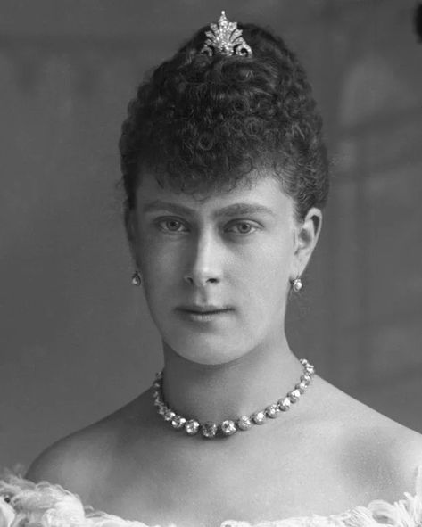 Queen Mary Of England, Mary Of Teck, Elder Brother, Edward Viii, 6 July, Queen Alexandra, English Royalty, King George V, Royal Tiaras