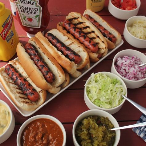 Hosting a cookout this weekend? Check out our Ultimate Hot Dog Bar -- perfect for a party! Backyard Bbq Birthday Party, Party Pinwheels, Hot Dog Party, Bbq Birthday Party, Parties Food, Burger Party, Backyard Bbq Party, Nacho Bar, Barbeque Party