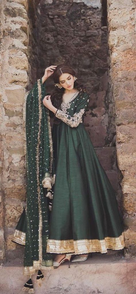 Stunning long frock ideas Dark Green Desi Dress, Dark Green Pakistani Dress, Long Frocks Ideas, Green Pakistani Dress, Long Frocks Designs, Casual Bridal Dress, Desi Dress, Latest Maxi Dresses, Mehndi Dress