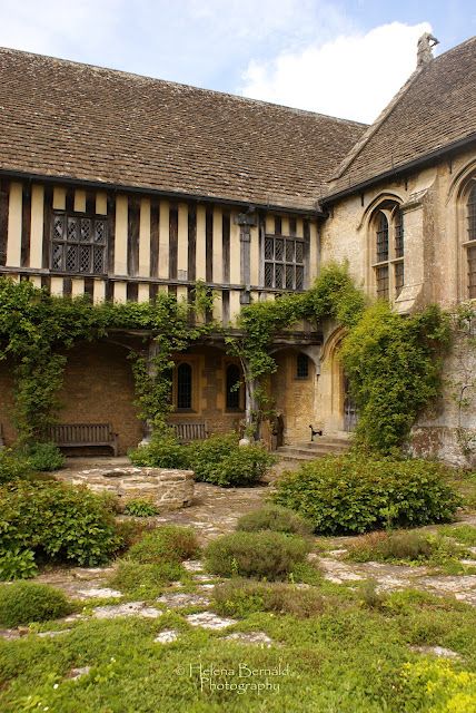 Medieval House Aesthetic, Chalfield Manor, Vila Medieval, Bradford On Avon, Medieval House, Wiltshire England, English Houses, English Manor Houses, Medieval Village