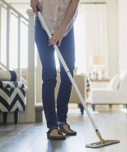 Woman dust-mopping floor Mopping Floors, Declutter Your Life, Speed Cleaning, Professional Cleaners, Clean Office, Professional Organizer, Household Tips, Quick Cleaning, Tidy Up