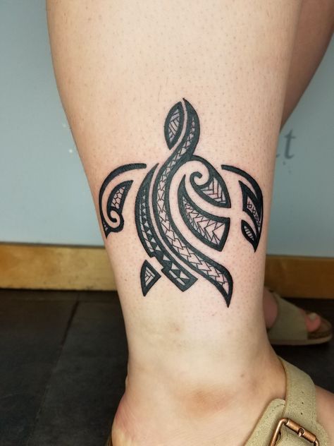 Idea for possible future tattoo: Cool Polynesian tribal turtle tattooed by Claire from Ink Ink Springfield. Small Polynesian Tattoo, Tattoo Tortuga, Polynesian Turtle Tattoo, Hawaiian Turtle Tattoos, Maori Tattoo Frau, Tato Maori, Mother And Son Tattoo, Tattoos With Deep Meaning, Polynesian Tattoos Women