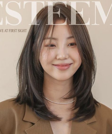 Middle Short Hairstyle Women, Middle Haircut, Middle Part Haircut, Middle Hair, Korean Short Hair, Hair Inspiration Long, Layered Haircuts For Medium Hair, Asian Short Hair, Hair Inspiration Short