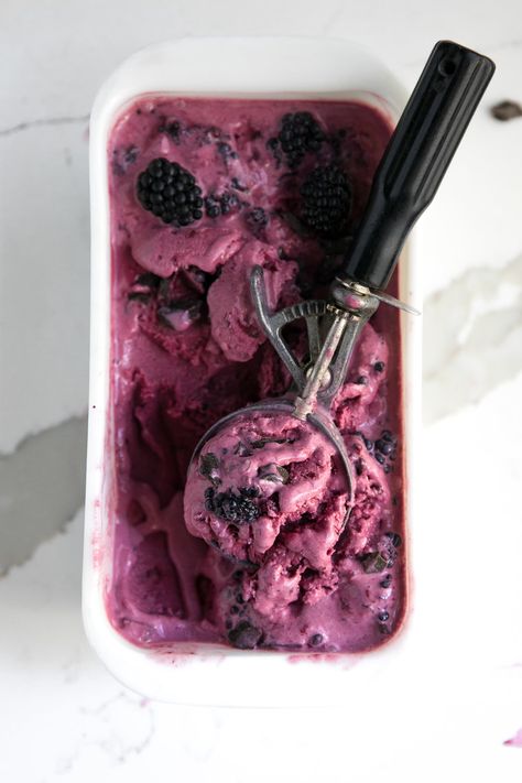 Easy, creamy, No-Churn Blackberry and Chocolate Chunk Ice Cream #icecream #blackberry #homemade #dessert #chocolate Iced Cream, Blackberry Ice Cream, Frozen Treats Recipes, Yogurt Popsicles, Homemade Dessert, Food Art Photography, Dessert Chocolate, No Churn Ice Cream, Chocolate Chunk