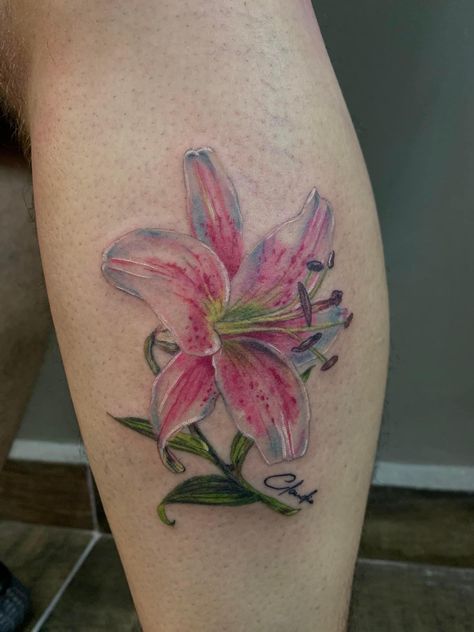 Tatuaje de flor Lilium Candidum Pretty Colored Tattoos, Pink Hydrangea Tattoo, Lily Tattoo Colorful, Colorful Flower Back Tattoo, Lily Tattoo Design Color, Colored Lily Tattoo, Lilium Flower Tattoo, Tattoo Color Flower, Lilly Tattoo Color