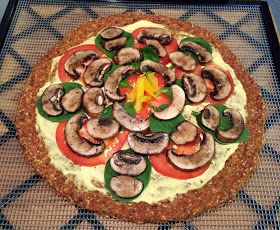 Raw Pizza Recipe, Raw Vegan Pizza, Raw Pizza, Raw Vegan Dinners, Food Of The Gods, Cashew Recipes, Vegan Pizza Recipe, Raw Vegan Diet, Gluten Free Crust