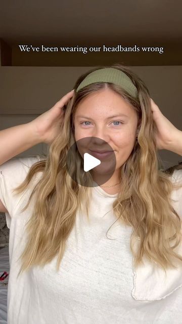 How To Wear An Elastic Headband, Updo With Headband Casual, How To Keep Headbands From Slipping, Head Band Styles, Hairstyles With Hairbands, Head Band Hairstyle, How To Wear A Headband, Head Band Outfit, Thick Headband Hairstyles