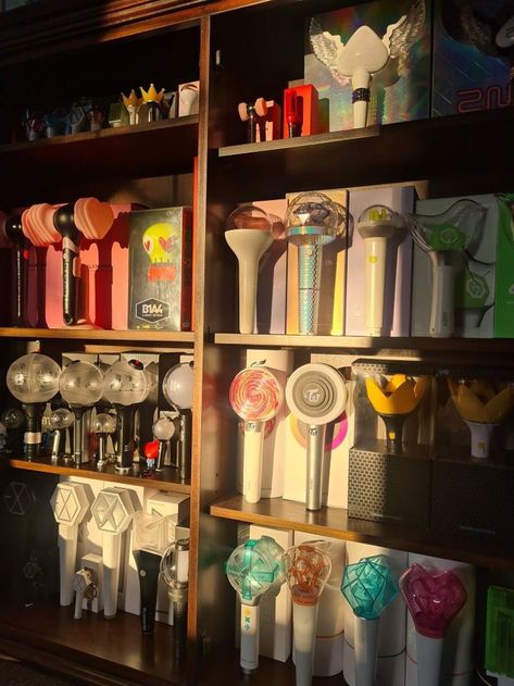 Lightstick Room Decor, Kpop Merch Store, Kpop Store Design, K-pop Store, Kpop Shop Ideas, Kpop Merch Ideas, Kpop Lightstick Collection, Kpop Store Aesthetic, Lightstick Display