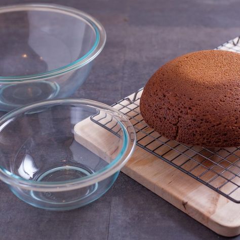 How to Make a Cake in a Pyrex Bowl Toilet Cake, Igloo Cake, Bake A Cake, Bake Cake, Bowl Cake, Cake Shapes, Pyrex Bowls, Specialty Cakes, Diy Cake