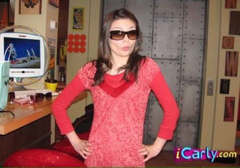 Miranda Cosgrove Icarly, Carly Shay, Bts Behind The Scenes, Icarly And Victorious, Victorious Cast, 2010s Nostalgia, Childhood Tv Shows, Jennette Mccurdy, Teenage Love