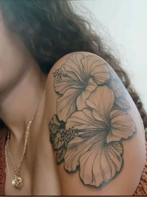 Hibiscus Sleeve Tattoo, Hibiscus Shoulder Tattoo, Hibiscus Tattoo Shoulder, Shoulder Tattoo Flower, Hibiscus Flower Tattoo, Hibiscus Flower Tattoos, Hibiscus Tattoo, Mom Tattoo Designs, Pretty Hand Tattoos