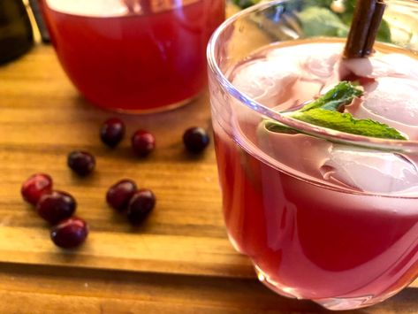 Popular Thanksgiving Sides, Bourbon Fizz, Cranberry Fizz, Saccharomyces Boulardii, Christmas Punch Recipes, Cranberry Cocktail, Gimme Some Oven, Bourbon Cocktails, Winter Cocktails