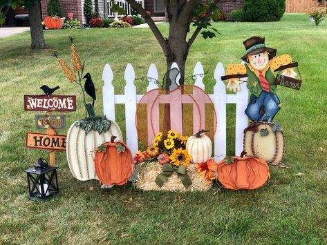 Front Yard Pumpkin Patch Decor, Fall Decor With Pallets, Fall Fence Decor, Fall Lawn Decorations, Fall Decor Outside Yard, Fall Yard Decorating Ideas, Fall Fence Decorating Ideas, Fall Yard Decorations Decorating Ideas, Front Yard Fall Decor Ideas