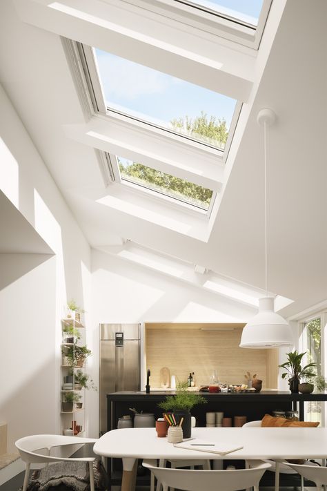 Don't stop at just one! Three VELUX roof windows mean this kitchen/dining space is saturated with daylight Single Storey Extension, Skylight Kitchen, Velux Windows, Roof Windows, Open Plan Kitchen Dining, Roof Extension, Interior Vintage, House Extension Design, Roof Window